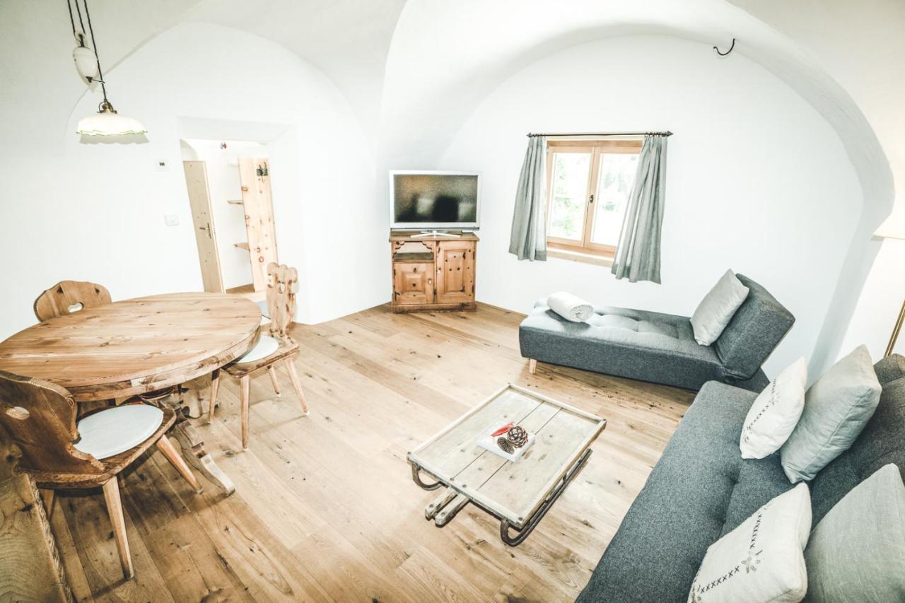 Il Maschun Im Historischen Engadinerhaus Scuol